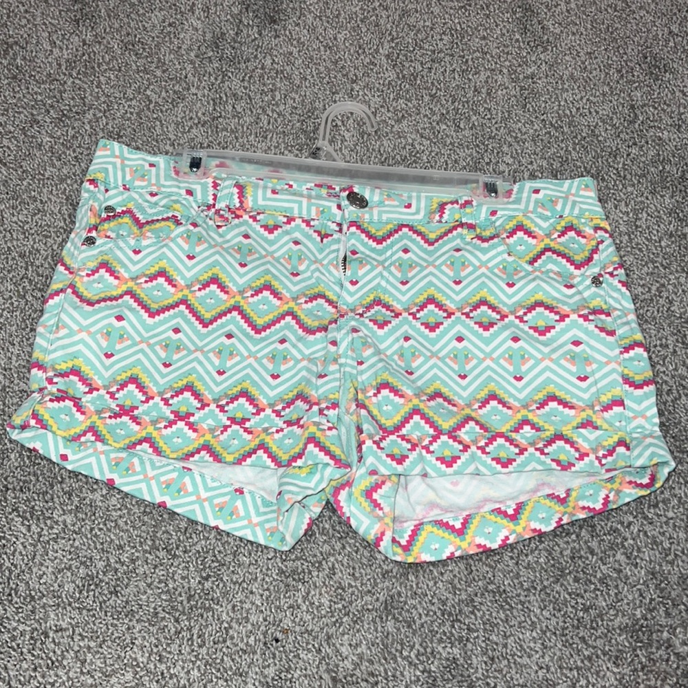 Patterned cargo shorts